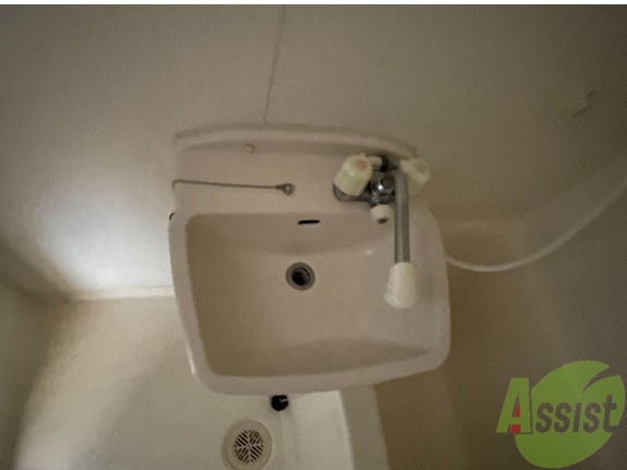 洗面設備　洗面台はバスルームの横に付いていました。