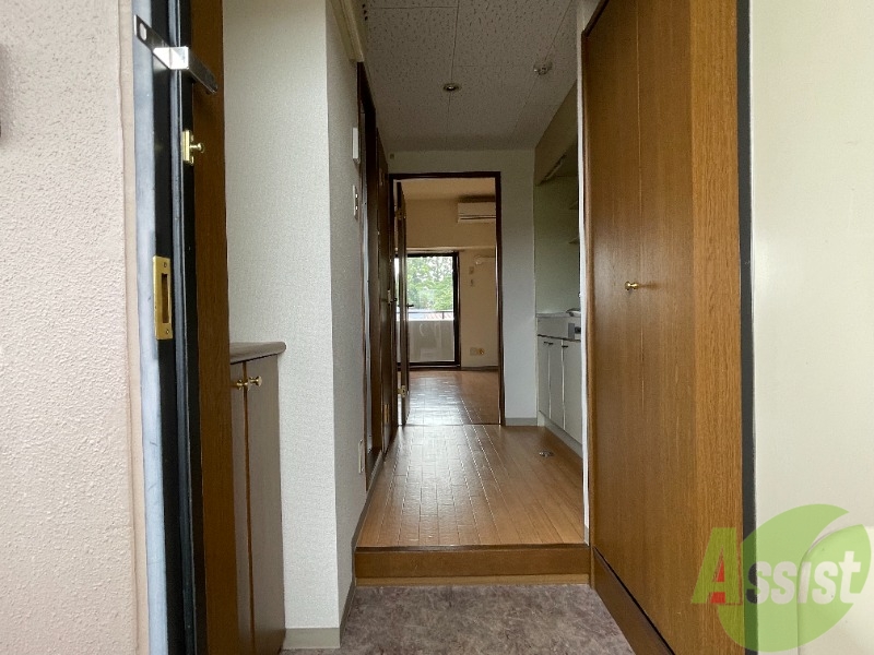 玄関　玄関から撮影しました。明るい印象ですね。