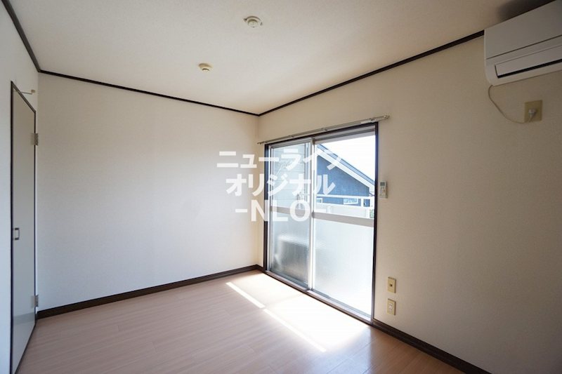 居室・リビング　エアコン付きの5.5帖洋室のお写真です☆