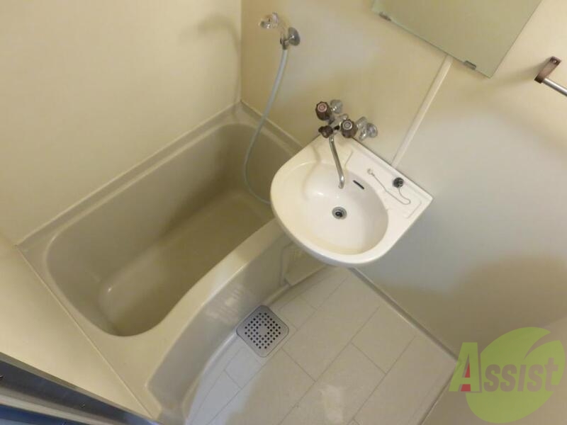 バス・シャワールーム　大きめの浴槽で一日の疲れを癒やしてください。