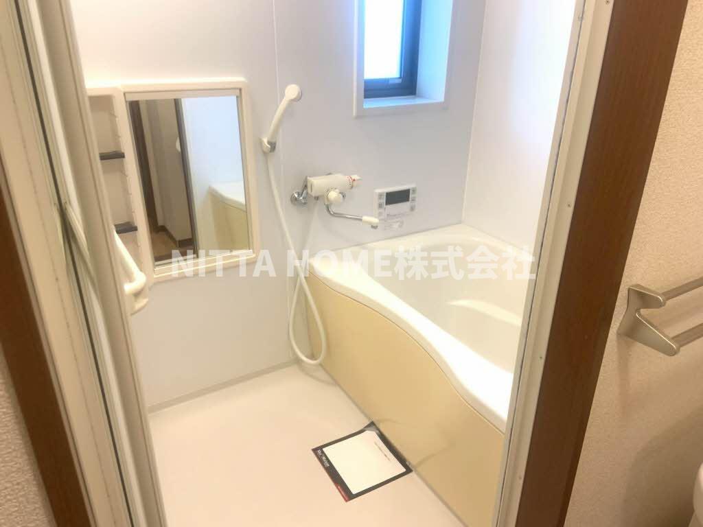 バス・シャワールーム　衛生面でも嬉しい浴室小窓付き♪