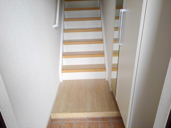 玄関　入ってすぐに内階段あります