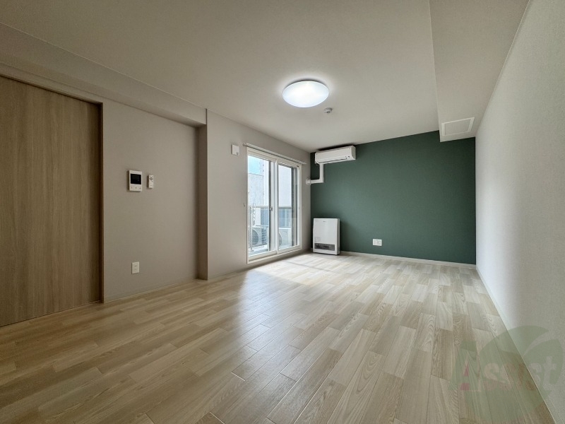 居室・リビング　木目のフローリングは落ち着きのある印象のお部屋になりますね。