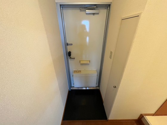 玄関　※別号室のお写真です。