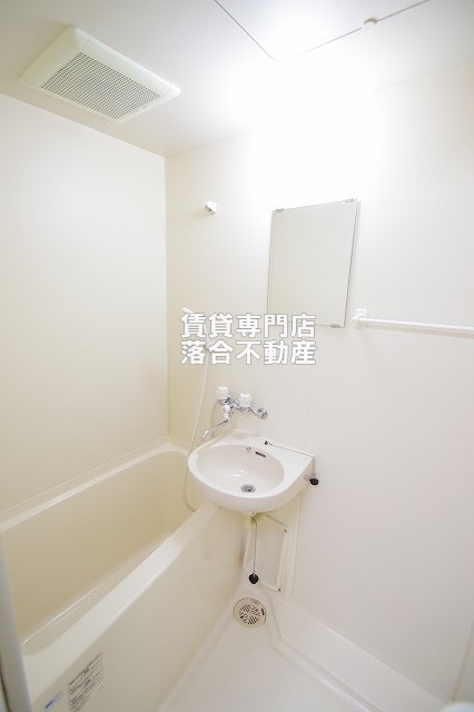 バス・シャワールーム　洗面台付きのコンパクトで使いやすいお風呂♪