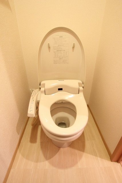 トイレ　同物件別号室の写真です。