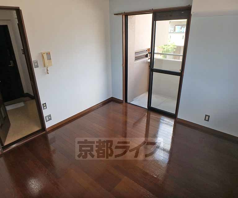 居室・リビング　使いやすいフローリングのお部屋です