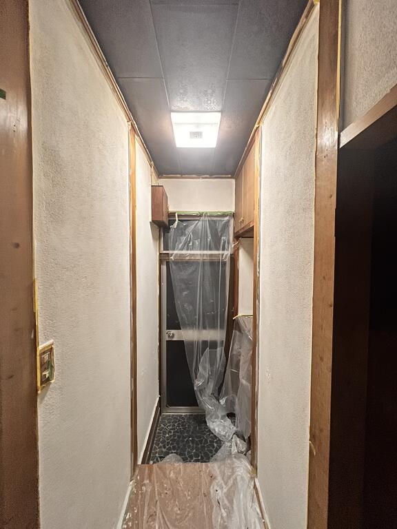 玄関　天井塗りました！