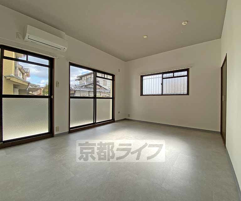 居室・リビング　角部屋で広々とした専用庭付きのお部屋です。