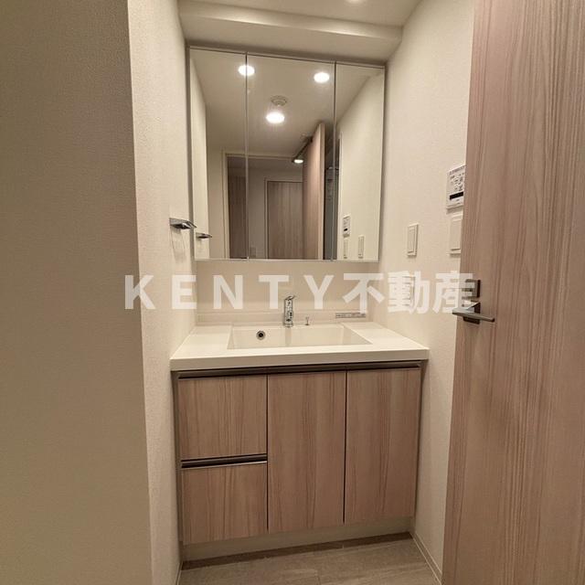 洗面設備　ゆったりとスペースのある洗面所