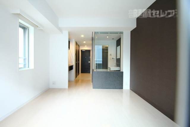 居室・リビング　アクセントクロスが映えるお部屋