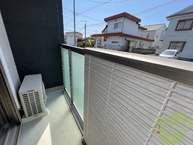 バルコニー　バルコニースペースも広く、洗濯物も問題なく干せそうですね。