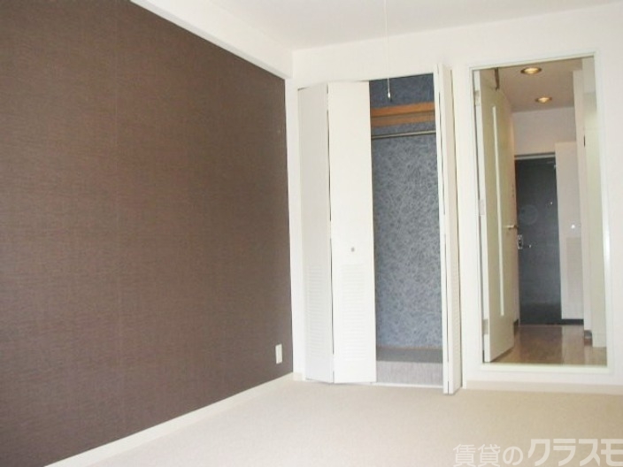 居室・リビング　壁紙がシックでおしゃれです