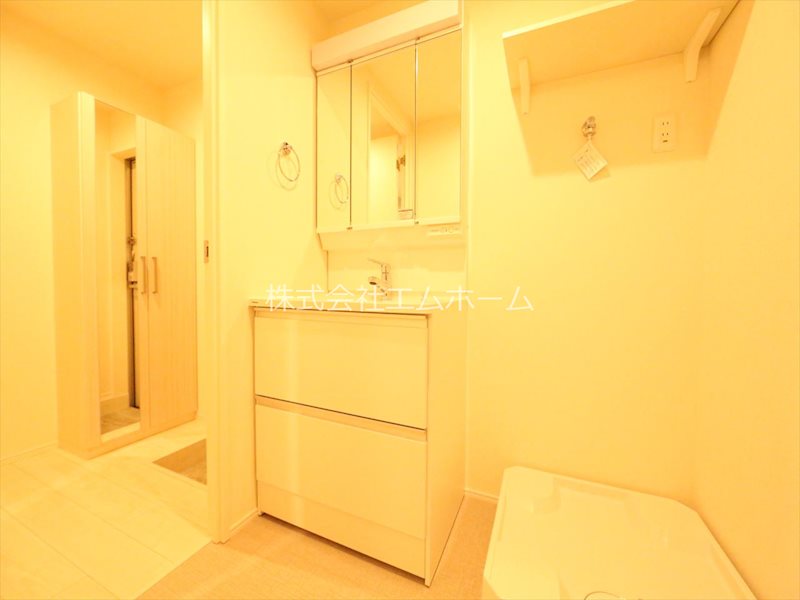 洗面設備　脱衣所　独立洗面台（シャンプードレッサー付）収納スペース有