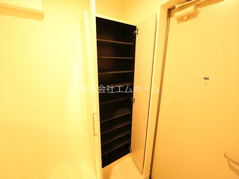 玄関　玄関　シューズボックス付（収納充実してます）