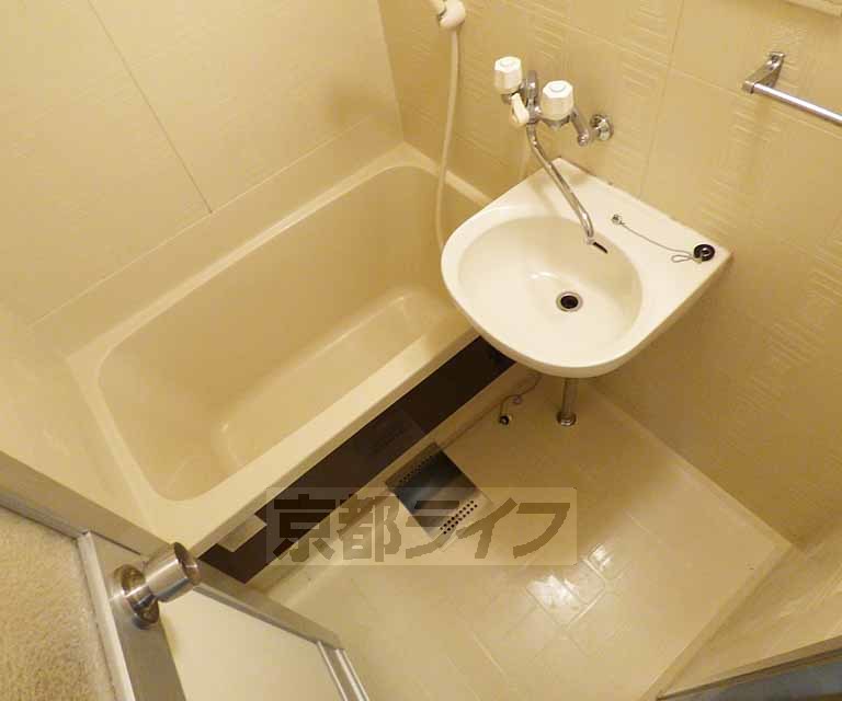 バス・シャワールーム　広々とした浴室です。