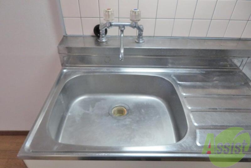 洗面設備　洗面台は有りませんので、台所で朝の準備を、となります