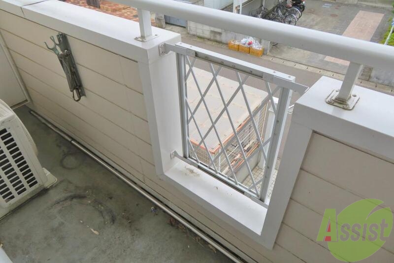 バルコニー　布団を干しても大丈夫そうな広さのバルコニーですね