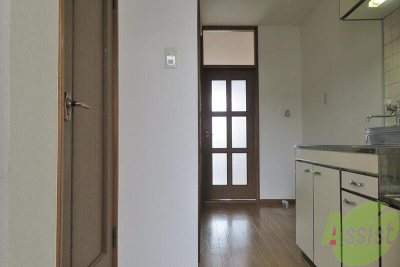 玄関　玄関周りにはこのようになっております。広そうですね