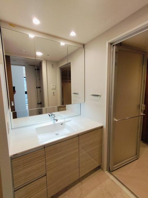 洗面設備　三面鏡付洗面化粧台