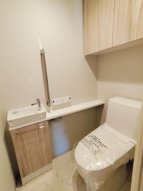 トイレ　温水洗浄便座・手洗いカウンター付