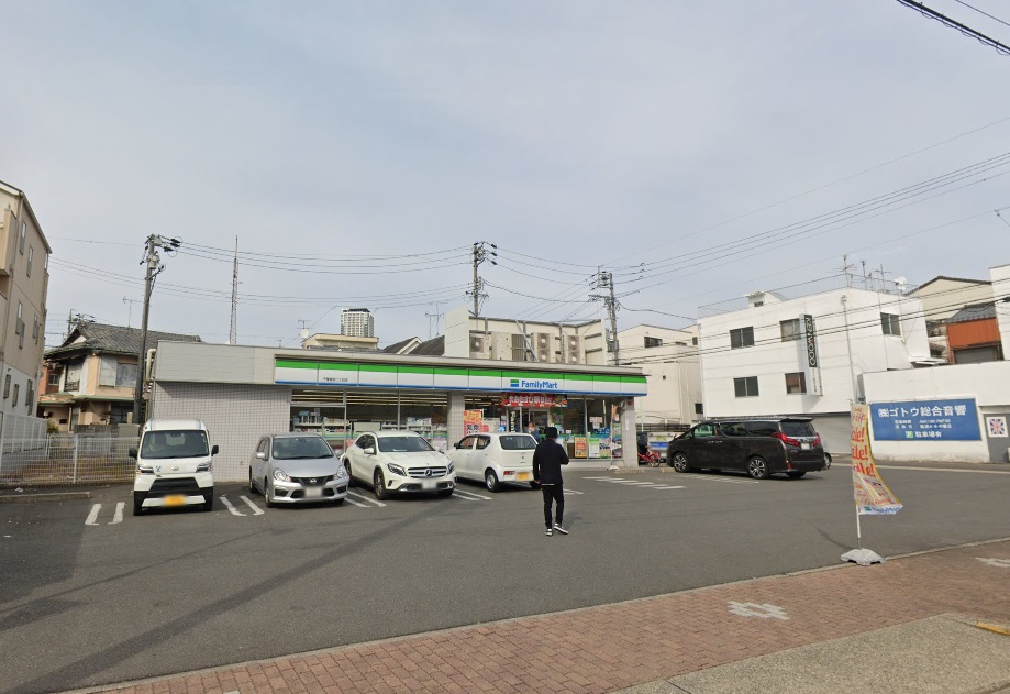 コンビニ　ファミリーマート 千種春岡二丁目店（コンビニ）まで106m