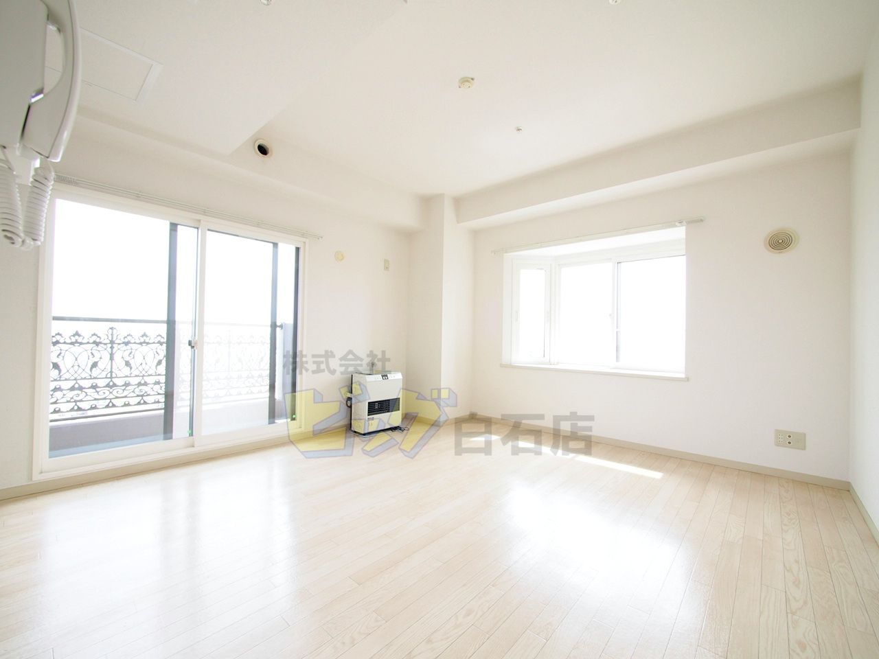 居室・リビング　窓が多く明るいお部屋です♪