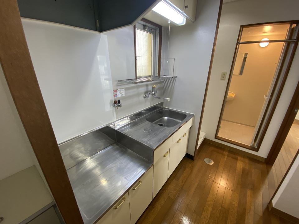 キッチン　温水洗浄便座付きです