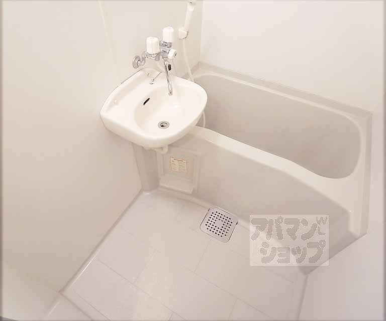 バス・シャワールーム　バスルームです。