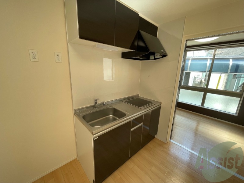 キッチン　こちらはキッチンになります。ＩＨコンロになります。