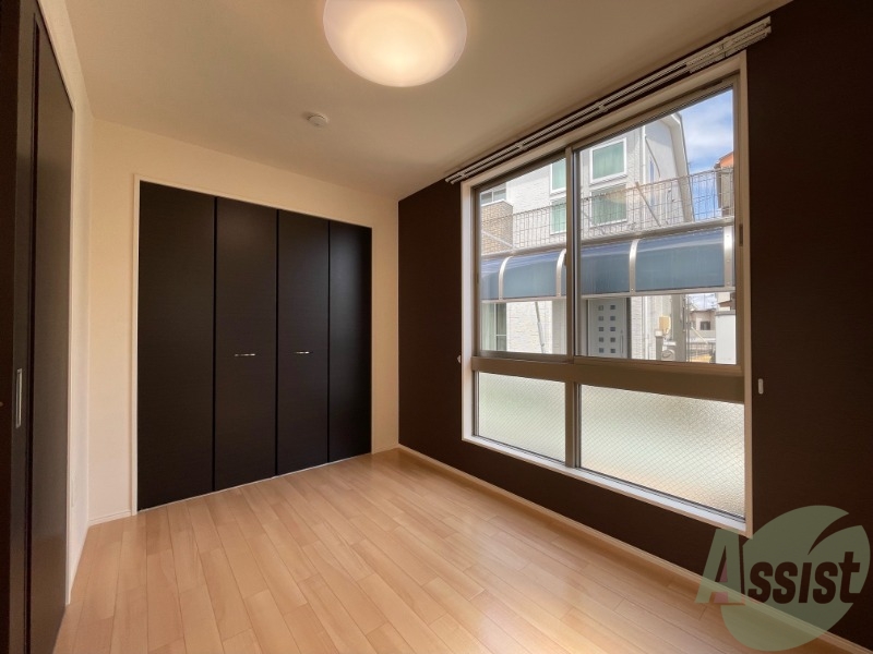 その他部屋・スペース　こちらは４．６帖の洋室になります。陽当たり良好です。