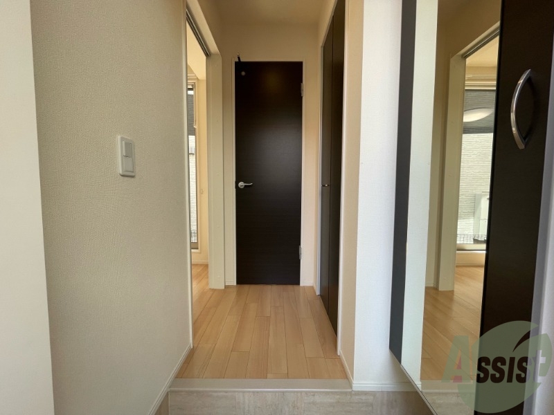 玄関　こちらは玄関になります。正面がトイレになります。