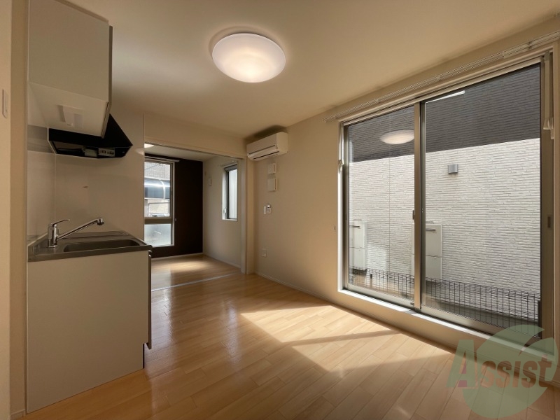 居室・リビング　広々とした６．２帖のダイニングキッチンになります。