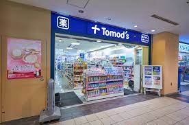 ドラックストア　トモズ 品川インターシティ店（ドラッグストア）まで557m