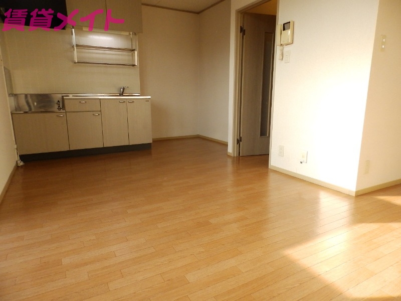 居室・リビング　同型反転参考写真です。