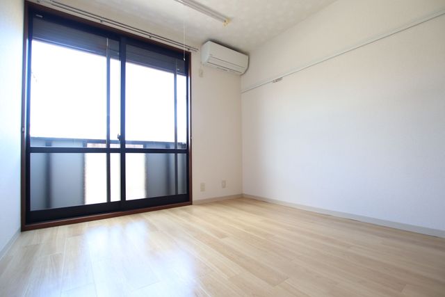 居室・リビング　窓側は駐車場で日当り良好です