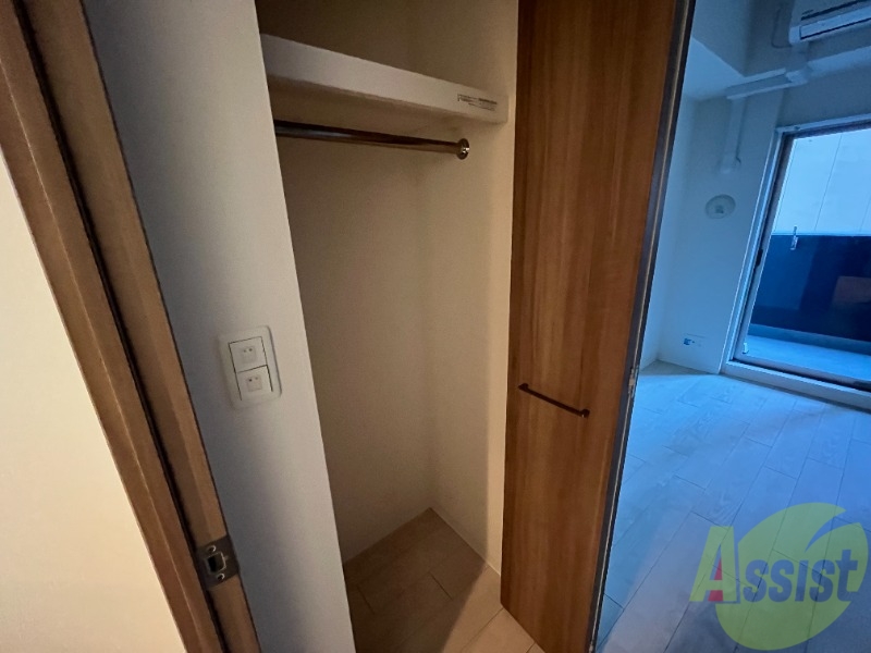 収納　ハンガーパイプ付で洋服の収納も楽々です。２段式で収納便利