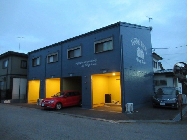 玄関　趣味に「こもれる空間」の玄関には宅配ボックスが設置。