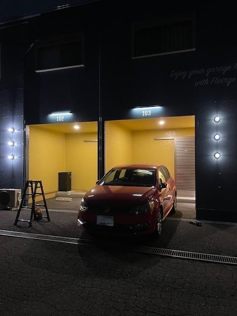 駐車場　夜のガレージの照明やサインはカッコよくオシャレ