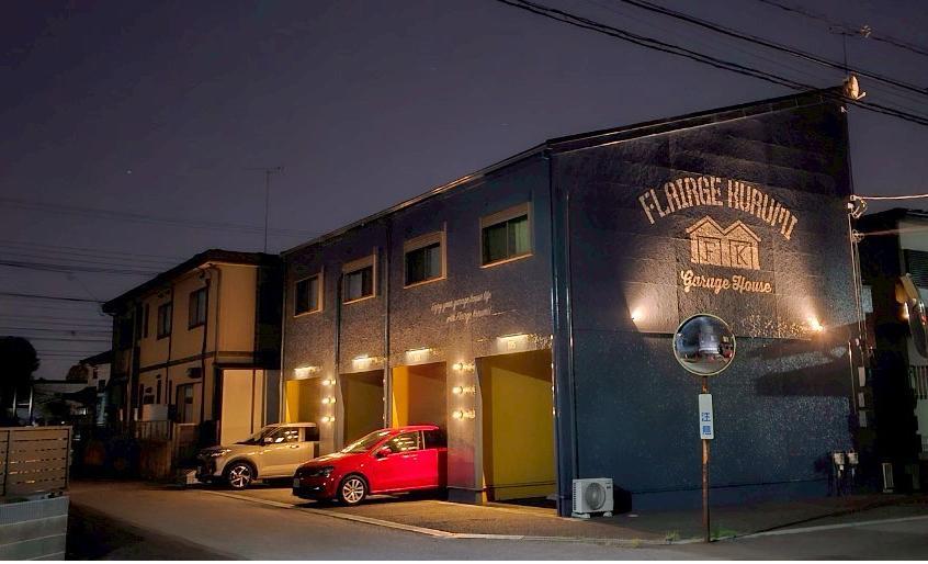 建物外観　駐車場は２台可。夜のサインと照明はオサレにライトアップ