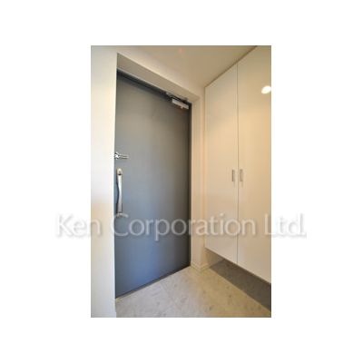 玄関　同タイプ2階のお部屋を撮影。仕様が異なることがあります。