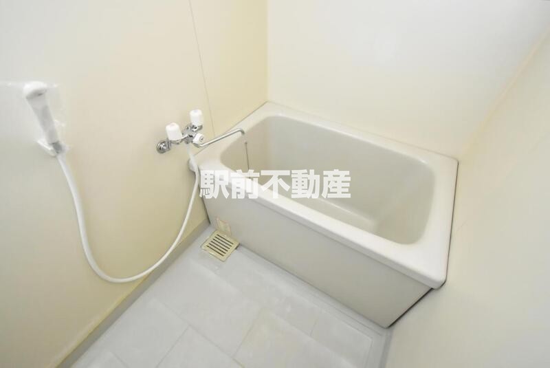 バス・シャワールーム　窓が付いて衛生的です