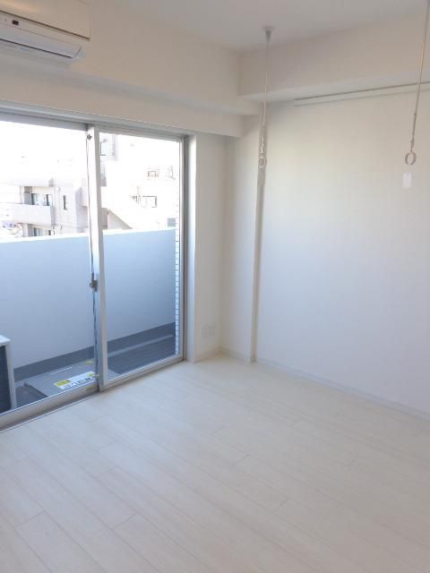 居室・リビング　白を基調としたフローリング