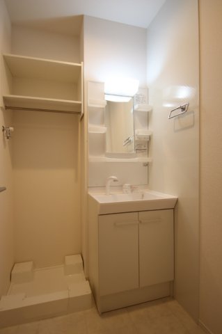 洗面設備　明るい洗面所です