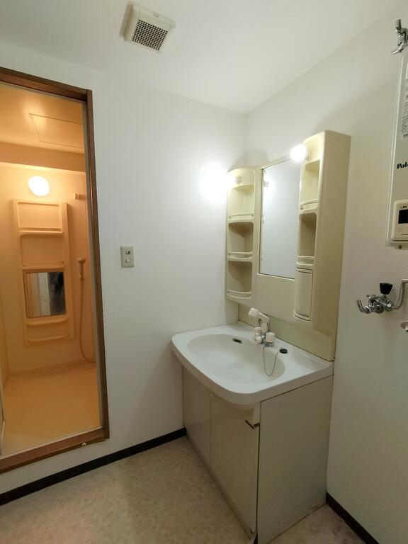 洗面設備　朝の身支度に便利な洗面台です♪