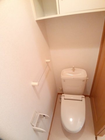 トイレ　落ち着いた色調のトイレです