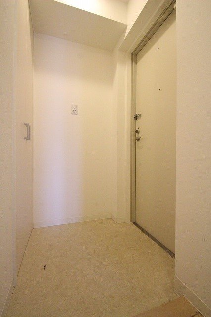 玄関　同物件別号室の写真です。