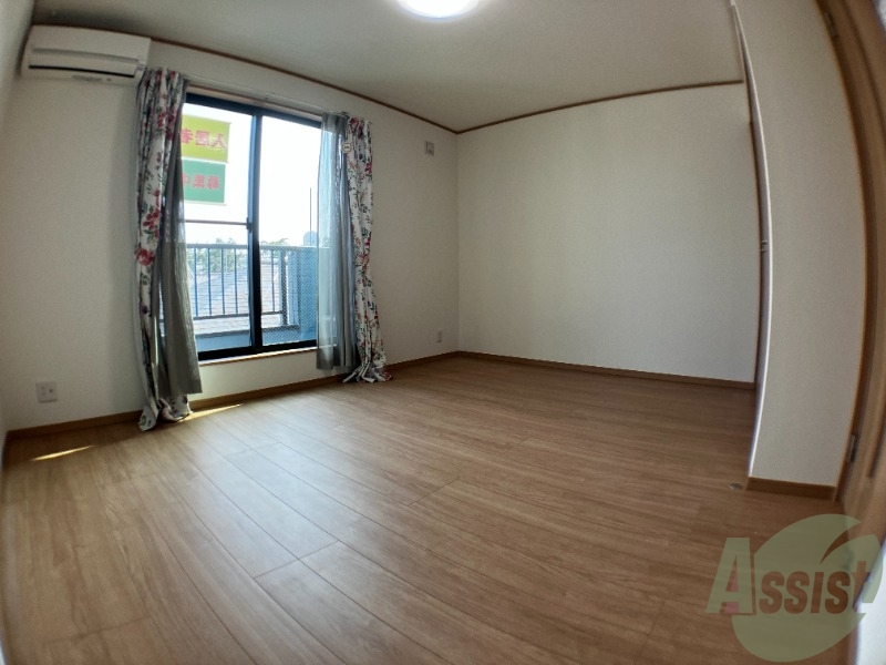 居室・リビング　８帖の洋室です。生活のメインとなる部屋ですね。