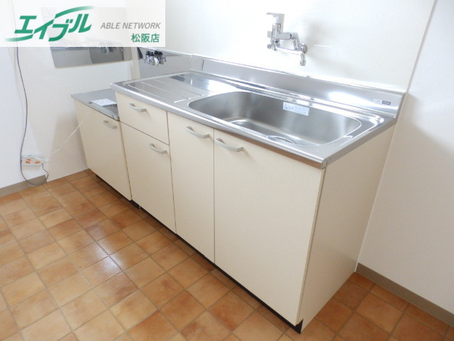 キッチン　同型の別部屋写真です。