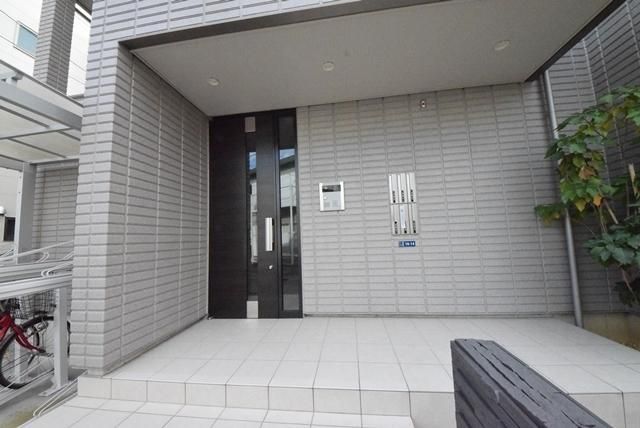 エントランス　★ウォークインクローゼット付きでお荷物も心配なし★